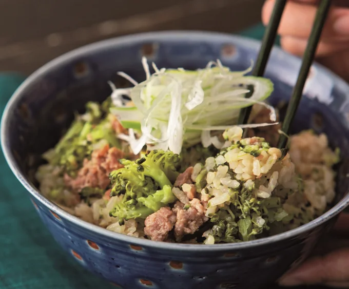 小房に分けずにそのままIN。ブロッコリーのうまみが際立つ「まるごとブロッコリーの肉みそ炊き込みご飯」