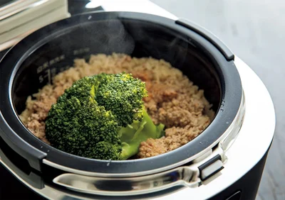 炊き上がり！ブロッコリーをくずしながら混ぜます（▶︎次へ）