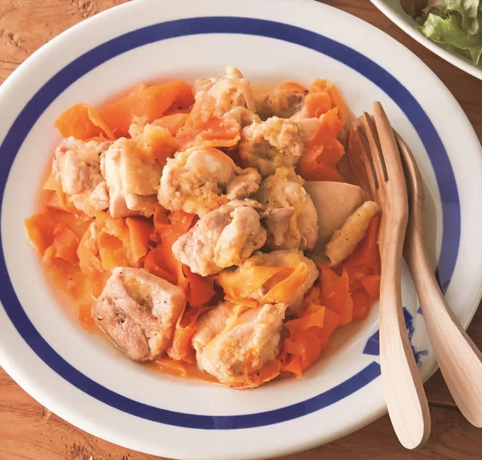 ひらひらにんじんに味がしっかりしみこむ「とり肉とにんじんのバター蒸し」