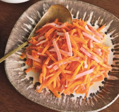 レンチンするから甘みが出て食べやすい「にんじんサラダ」