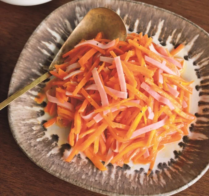 レンチンするから甘みが出て食べやすい「にんじんサラダ」