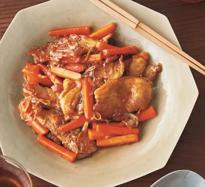 豚肉にまぶした片栗粉のとろみで味がしっかりからむ「豚バラとにんじんの酢豚風炒め」
