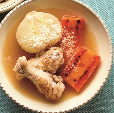 焼いて甘みを引き出した「手羽元とにんじんの焼きポトフ」