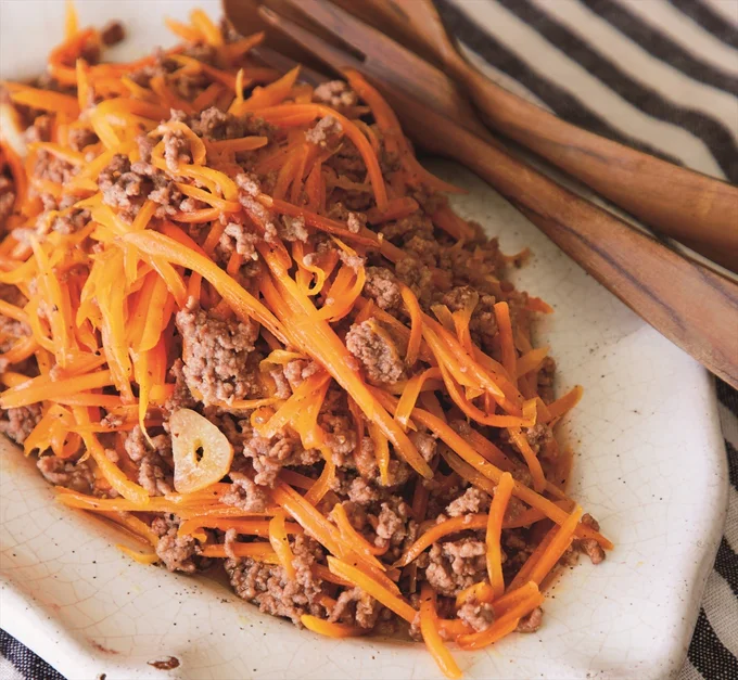 ご飯の進む味。オムレツに入れても「ひき肉とにんじんのバタービネガーソテー」