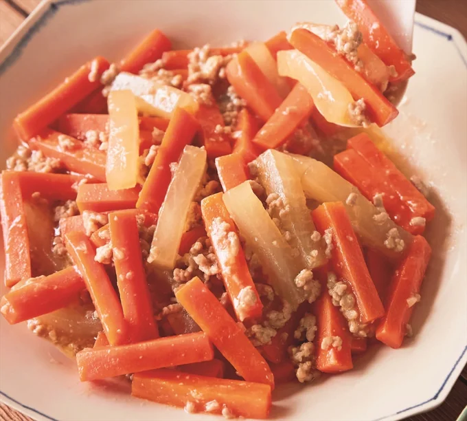 棒状に切った根菜にみそ味がしっかりしみて「にんじんと大根のそぼろ煮」
