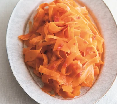 梅の風味で後味さっぱり「ひらひらにんじんの梅あえ」