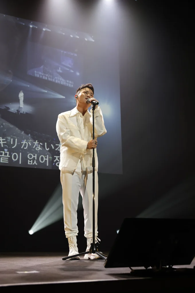 マルチリンガルなシンガーソングライター・SHUさん