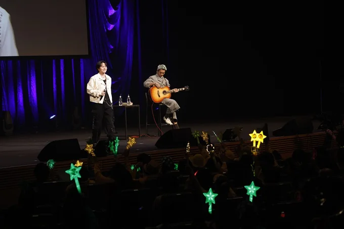 2人で登場！「普段はこういったB’z風スタイルではないのですが…」と前置き。