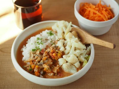 たっぷりの具材もやさしく包む深さと丸み。スープやカレーにもぴったりで、大人用にも頼れるサイズ感