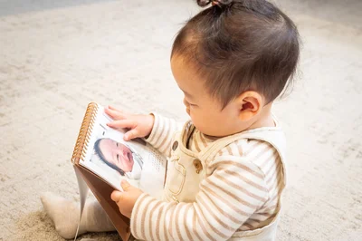 カレンダーになった自分の写真を興味深く眺める吉田家の次男くん