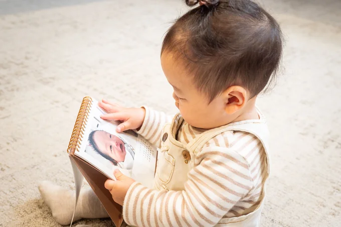 カレンダーになった自分の写真を興味深く眺める吉田家の次男くん