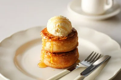 フロランタン仕立てのデニッシュに、アイスをのせて極上スイーツに