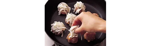 丸めたあんに切ったシューマイの皮をのせて蒸すだけ