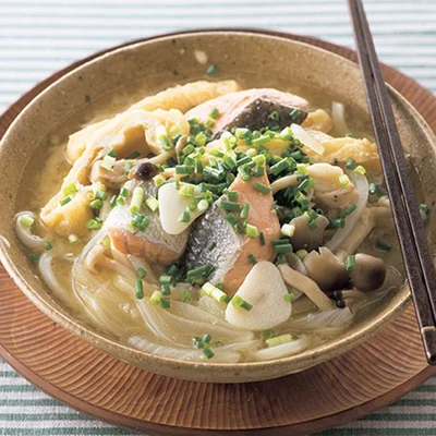 鮭のスタミナみそ煮込みうどん