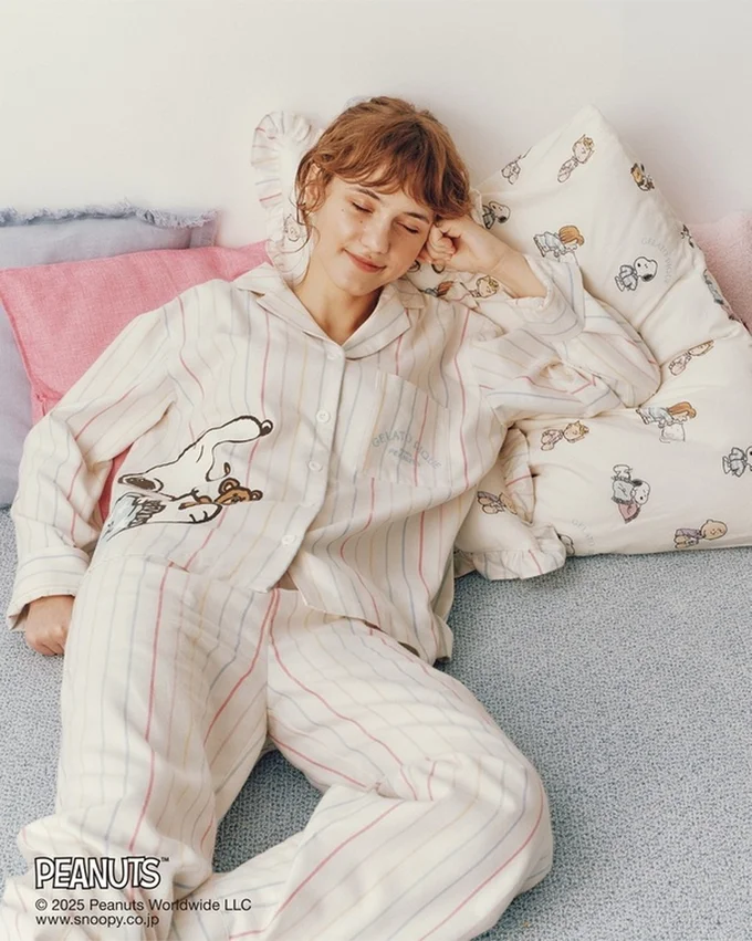 「レインボーストライプネルシャツ」(8910円)、 「レインボーストライプネルロングパンツ」(8580円)