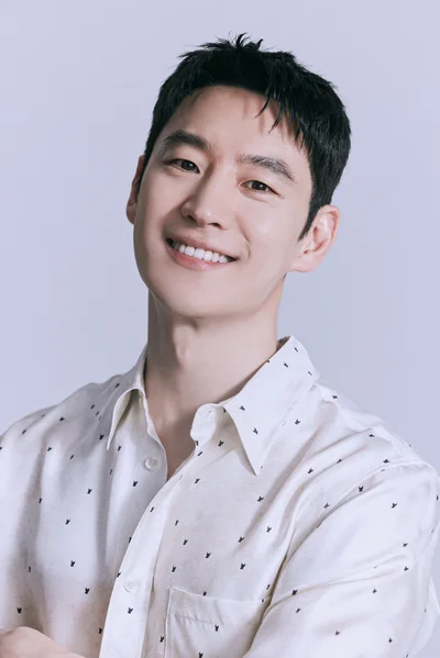 誠実さと知性、そしてあたたかい人柄。韓国を代表する俳優として日本でもファンの多い彼。ファンミーティングが本当に楽しみ！