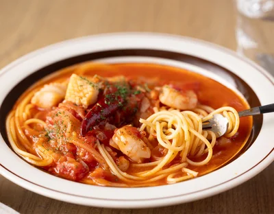 【300円以内の満足ごはん】ワンパンでOK！ 深い味わいの「シーフードのトマトスープパスタ」