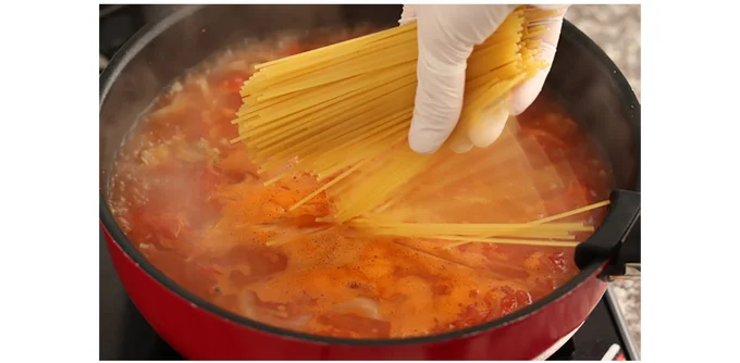 スパゲッティをソースに投入！