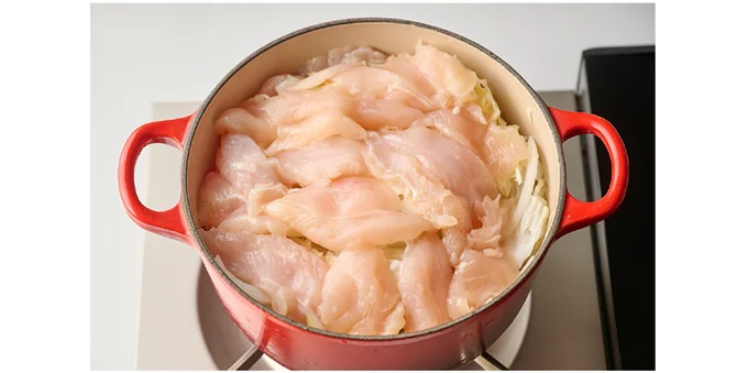 白菜、玉ねぎ、ささ身の順に重ねる