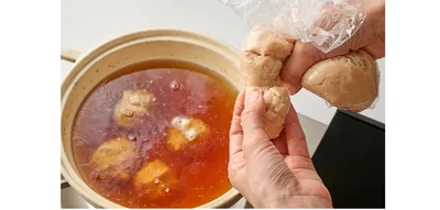 スープを煮立て、肉だねを丸め入れる