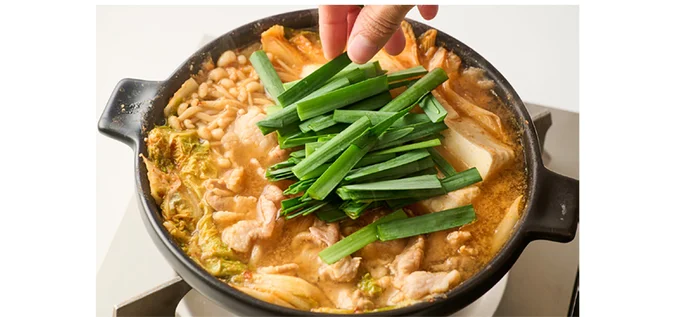 にらをのせ、さっと火を通せば完成