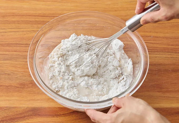 泡立て器で混ぜる