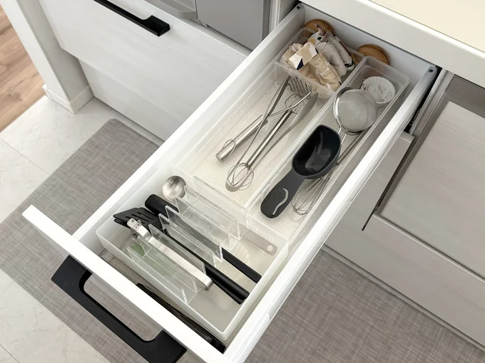 キッチンでは、一番使う引き出しに整理トレー4を使っています　　　▶こうするともっと使いやすい
