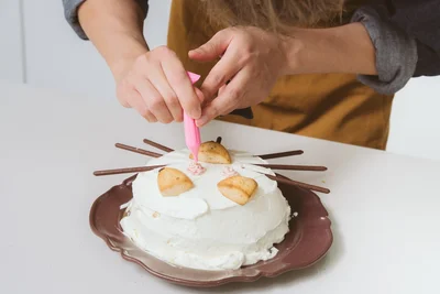 目はピンクのチョコペンで