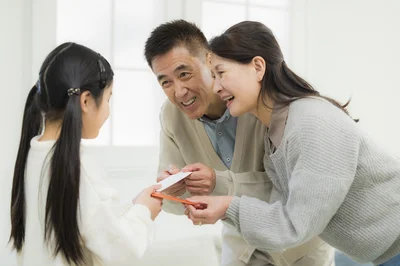 気になるお年玉の目安額。幼稚園児ならいくらかわかる？【知っておきたい年末年始】