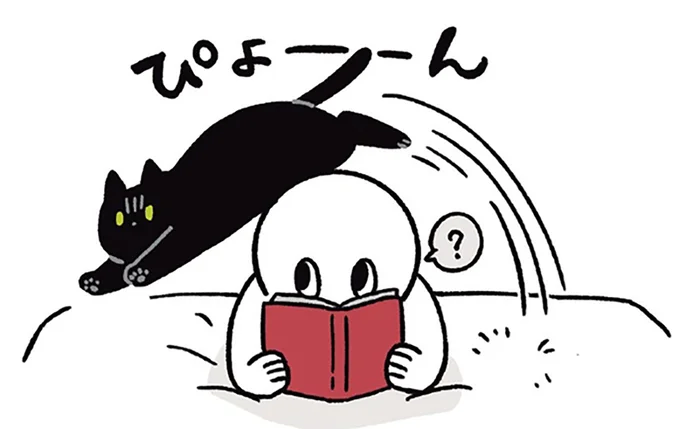 「ボク！ここにいるんですけど！」読書中の飼い主に存在アピールする黒猫ろん