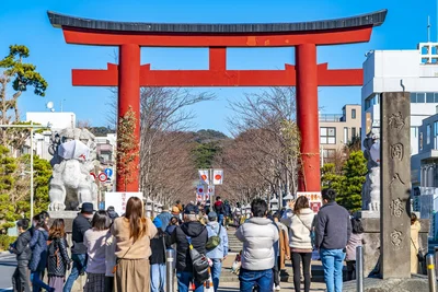 初詣、参拝までのマナー。鳥居の前で何をする？手水はパスしていい？【知っておきたい年末年始】