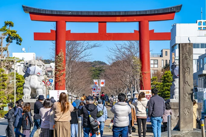 初詣、参拝までのマナー。鳥居の前で何をする？手水はパスしていい？【知っておきたい年末年始】