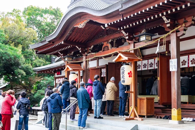 初詣、参拝するときのマナー。鈴はいつ鳴らす？神社では柏手を何回打つ？【知っておきたい年末年始】
