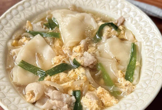 【鍋で10分】餃子の皮を活用！包まないワンタンで時短「ニラ玉ワンタンスープ」