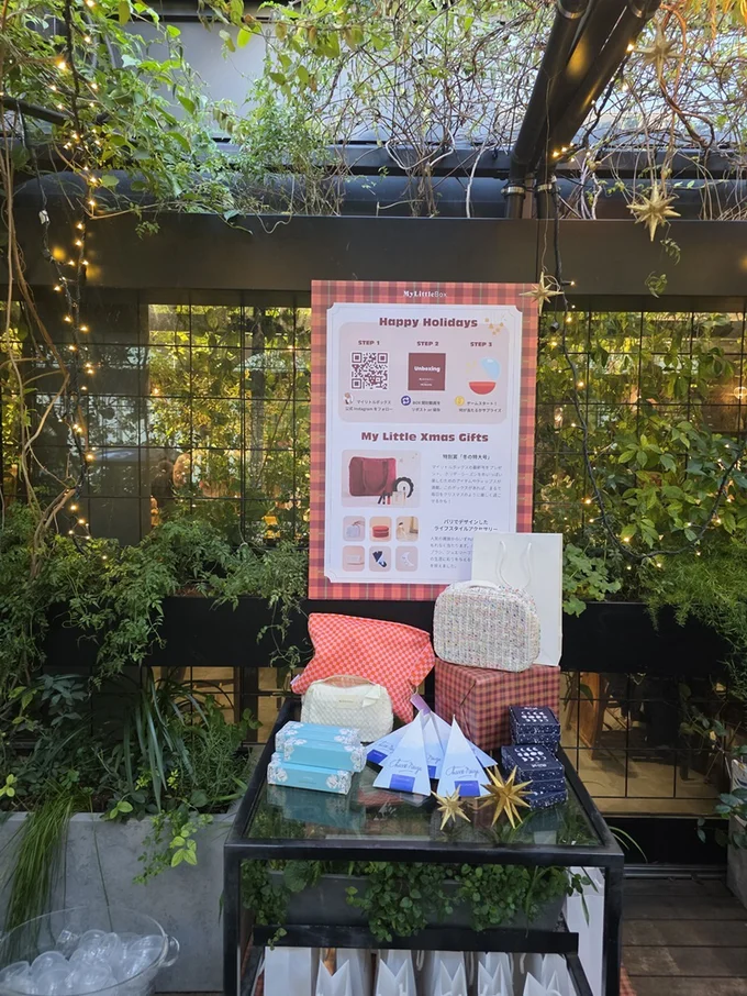 カプセルトイで当たるのはフランスムードただようおしゃれな雑貨。特賞は、最新号の「冬の特大号」で、YSL Beautyのアイテムが手に入るチャンス！