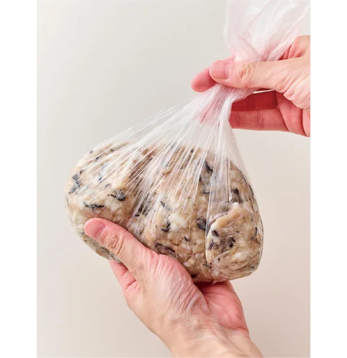 ひき肉とはんぺんをポリ袋に入れ、手のひらでパン生地をこねるようにしてつぶす