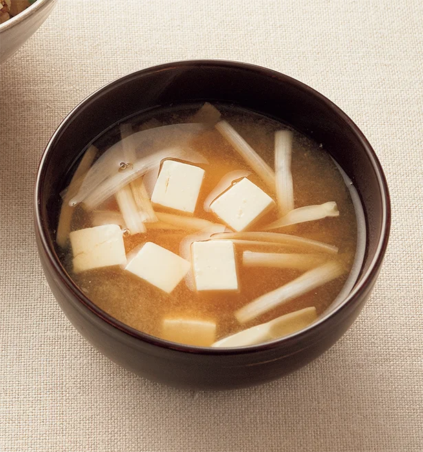 長ねぎとつるんと豆腐のシンプルなみそ汁