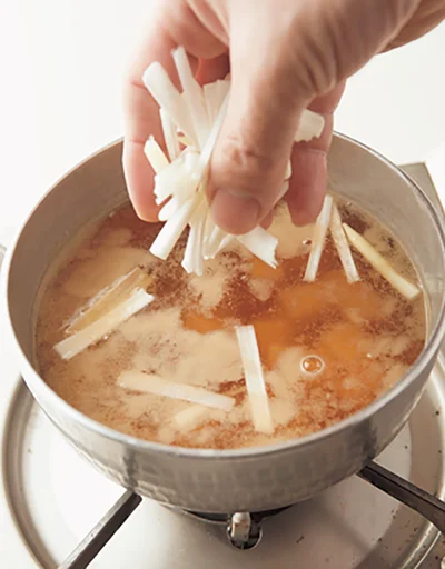 みそ汁は、先に汁の味を決めてから具を入れると簡単