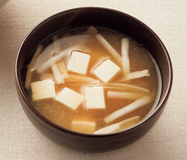 煮干しだし汁がおいしい「長ねぎと豆腐のみそ汁」