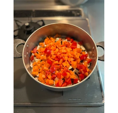 野菜が色鮮やか！ さらにこの上にひき肉を重ねます。