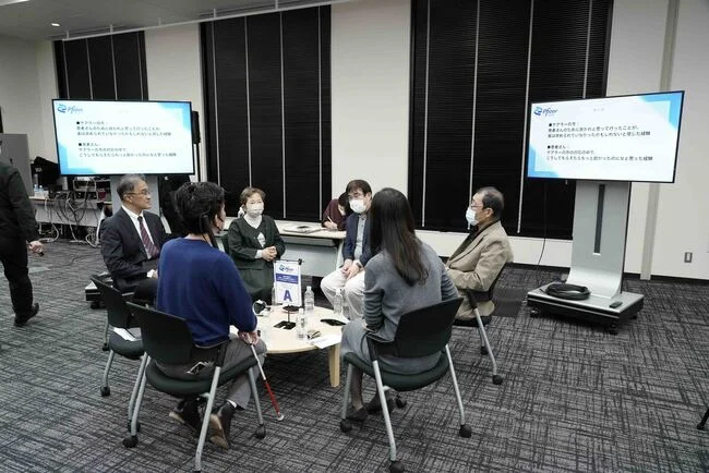 アイマスクをつけて対話する「ブラインド・トーク」