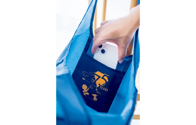 ピーナッツ誕生75周年ロゴが入った内ポケット！鍵やスマホも入ります