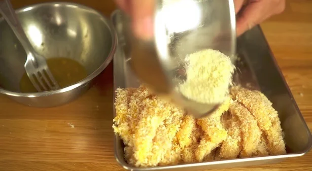 残ったパン粉は、ころもをつけ終わった肉の上にかける