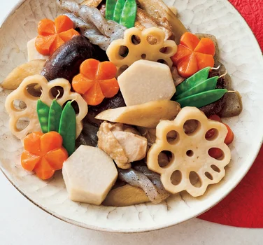 おせち作りを諦めるのはまだ早い！フライパンで作れる「筑前煮」。飾り切りテクも紹介