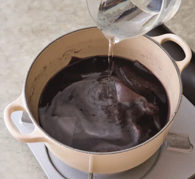 こまめに水を足す。水が足りないと、かたくなってしわが寄るので注意