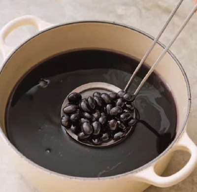 黒豆を煮汁に一晩ひたす