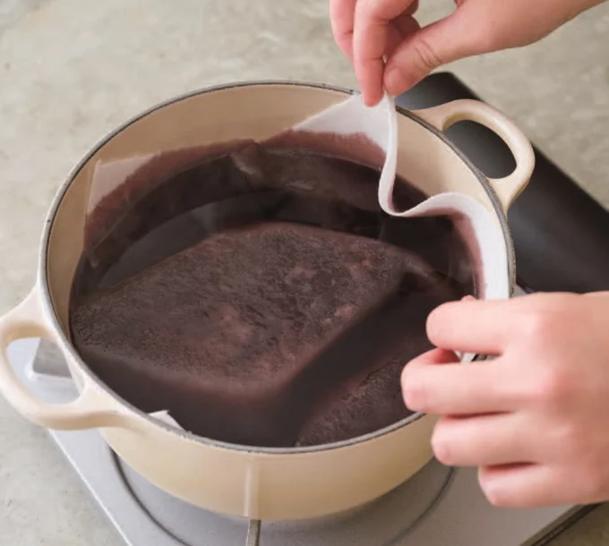 アクを除いて煮る