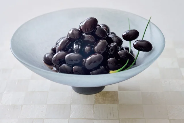 お正月に欠かせない「黒豆」。材料たった4つでふっくら仕上がる作り方とは