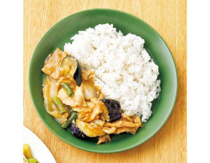 しょうがが香る特製だれで香ばしく焼き上げた豚肉と、釜炊きした白ご飯に、揚げなすのみそあん、ゆでたいんげんが添えられたワンプレート