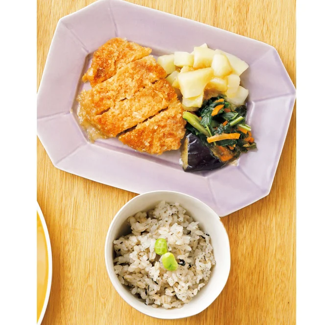 さっぱりしたしそひじきご飯と、やわらかいチキンカツみぞれ煮風を、温めるだけで手軽に食べられて、満足感も高い！パッケージ画像はこちら（▶︎次へ）